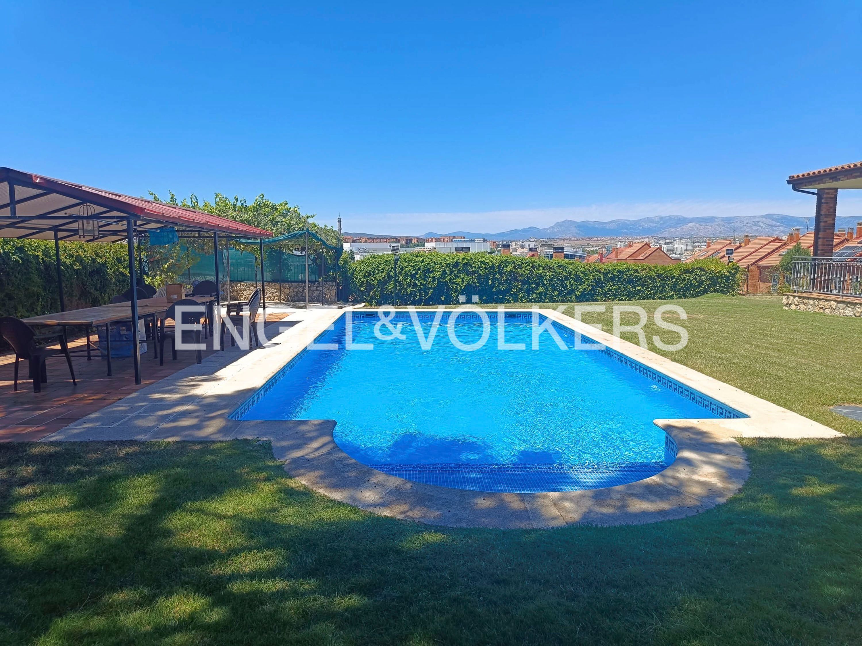 Piscina de Casa o xalet en venda en Tres Cantos amb Calefacció, Jardí privat i Terrassa