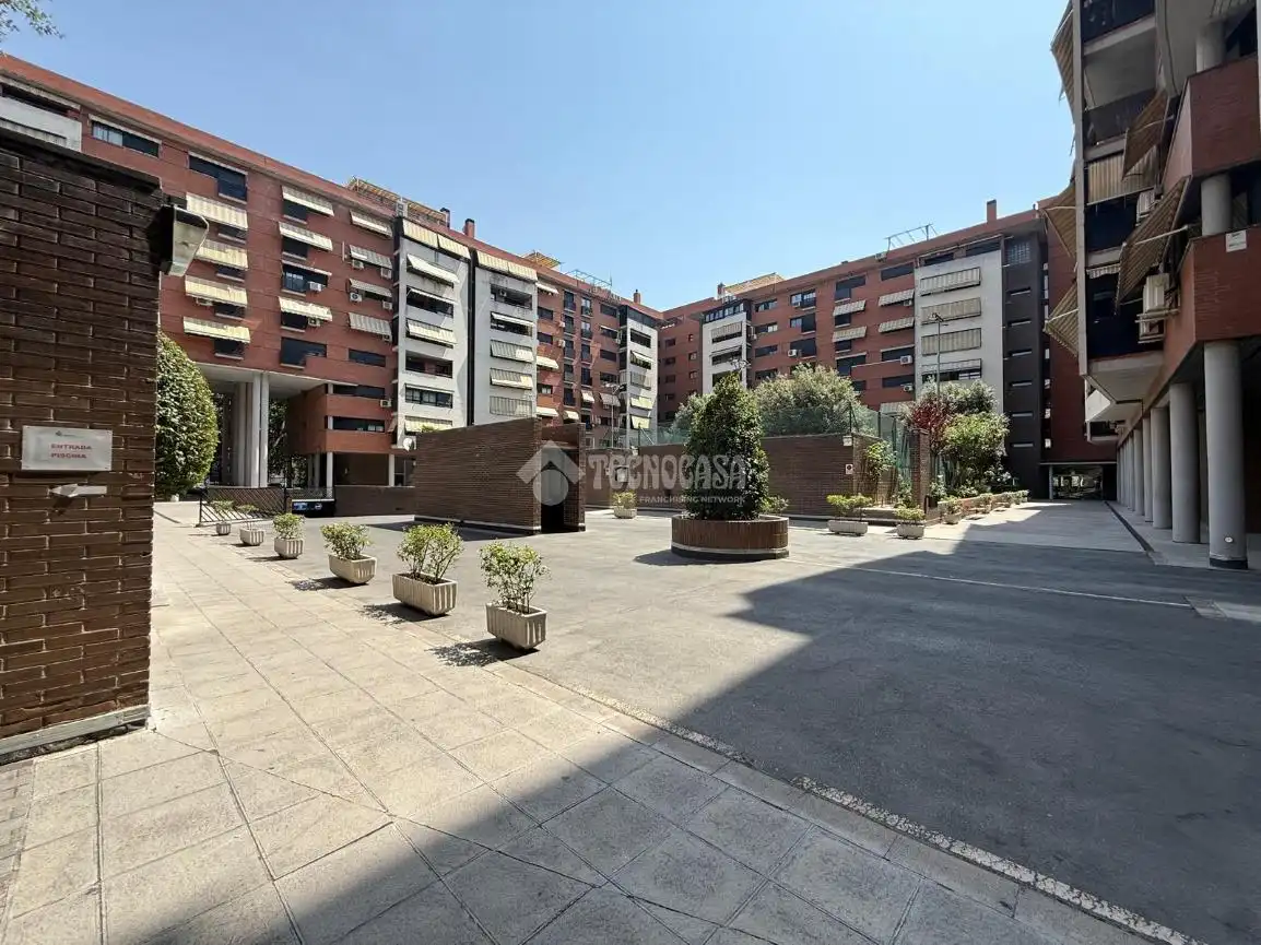 Vista exterior de Piso en venta en Alcorcón con Aire acondicionado, Terraza y Piscina comunitaria