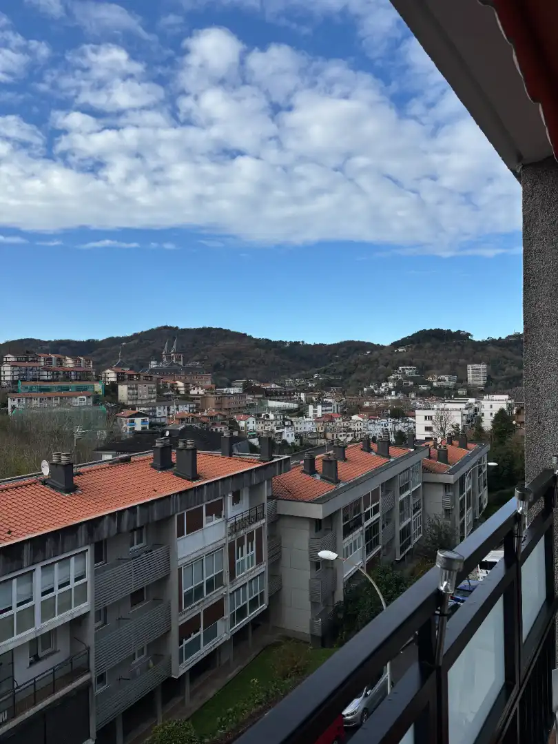 Vista exterior de Pis en venda en Donostia - San Sebastián  amb Calefacció, Terrassa i Moblat