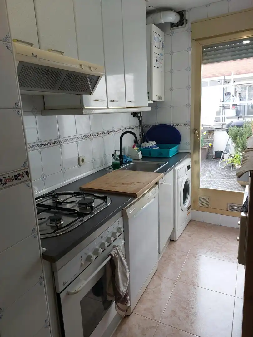 Cuina de Pis de lloguer en Madrid amb Aire condicionat, Calefacció i Moblat