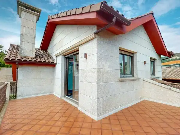 Terrassa de Casa o xalet en venda en Vigo  amb Calefacció, Jardí privat i Terrassa