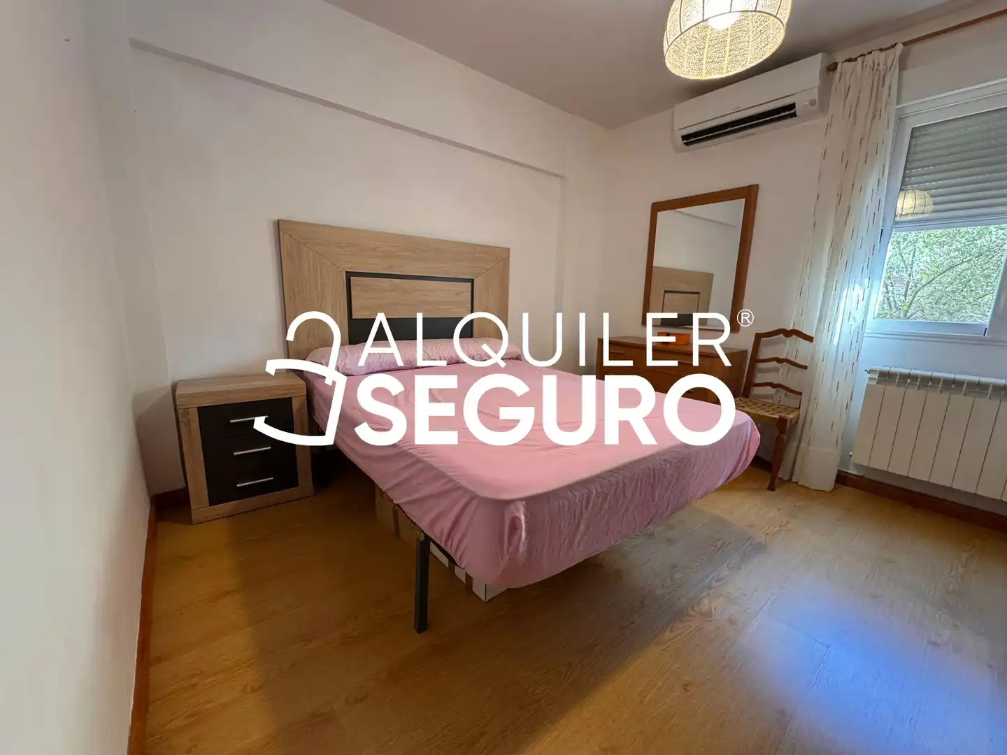 Schlafzimmer von Wohnung zur Miete in Madrid mit Klimaanlage, Heizung und Möbliert