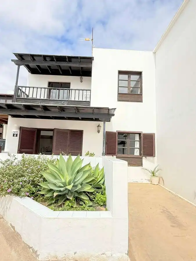 Vista exterior de Casa o xalet en venda en Teguise amb Jardí privat, Terrassa i Moblat