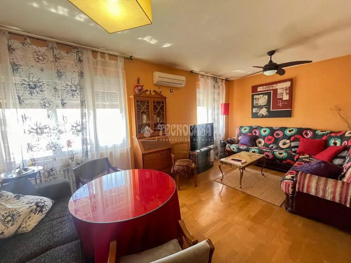 Sala de estar de Piso en venta en Navalcarnero con Calefacción, Parquet y Terraza
