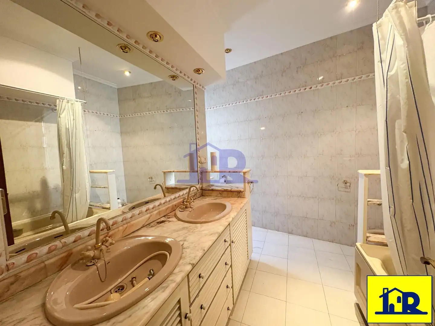 Baño de Piso en venta en Cuenca con Calefacción y Terraza