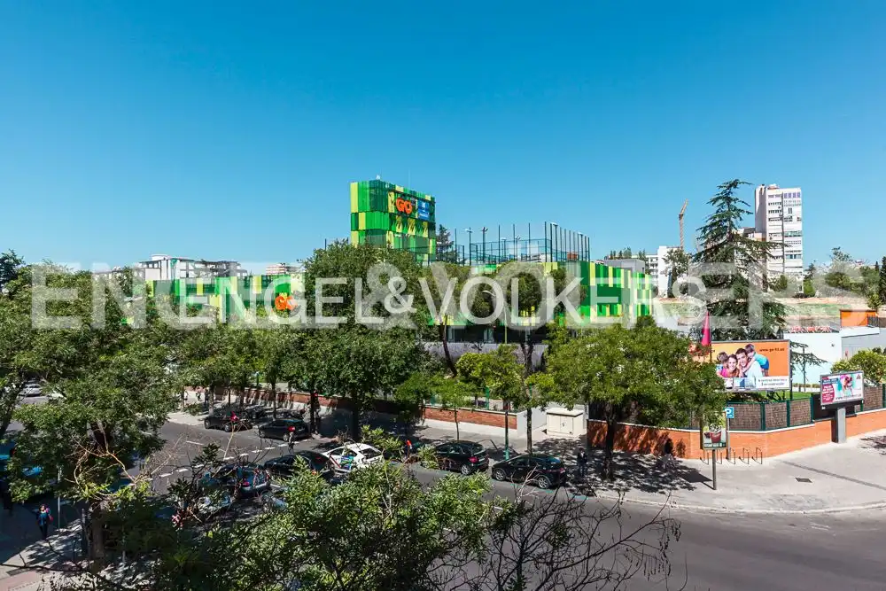 Vista exterior de Pis en venda en Madrid amb Aire condicionat, Calefacció i Jardí privat
