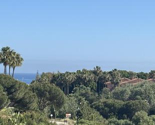 Vista exterior de Planta baixa en venda en Mijas amb Jardí privat, Terrassa i Piscina