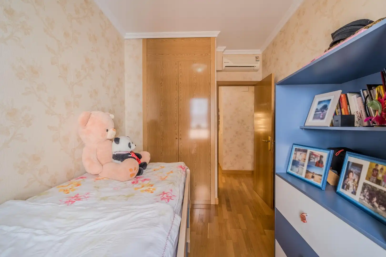 Habitación de Casa adosada en venta en Carabanchel