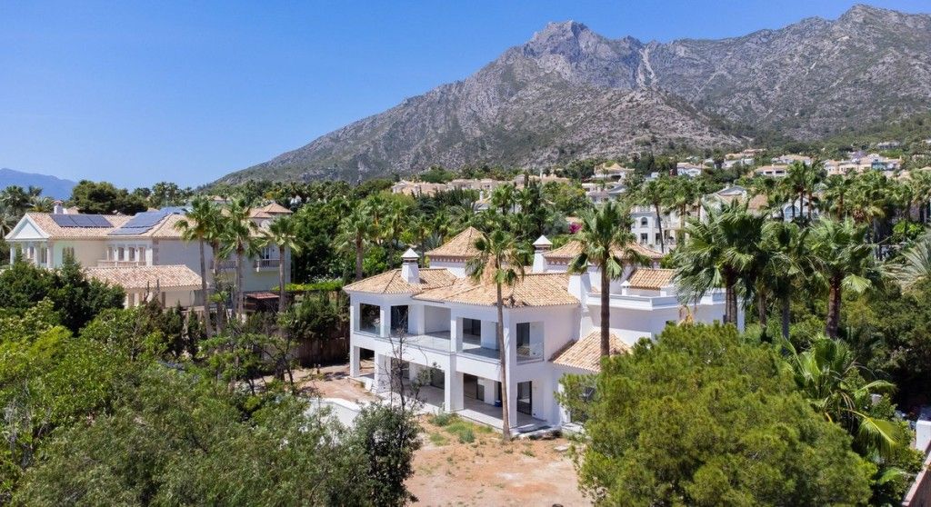 Vista exterior de Casa o xalet en venda en Marbella amb Aire condicionat, Calefacció i Jardí privat