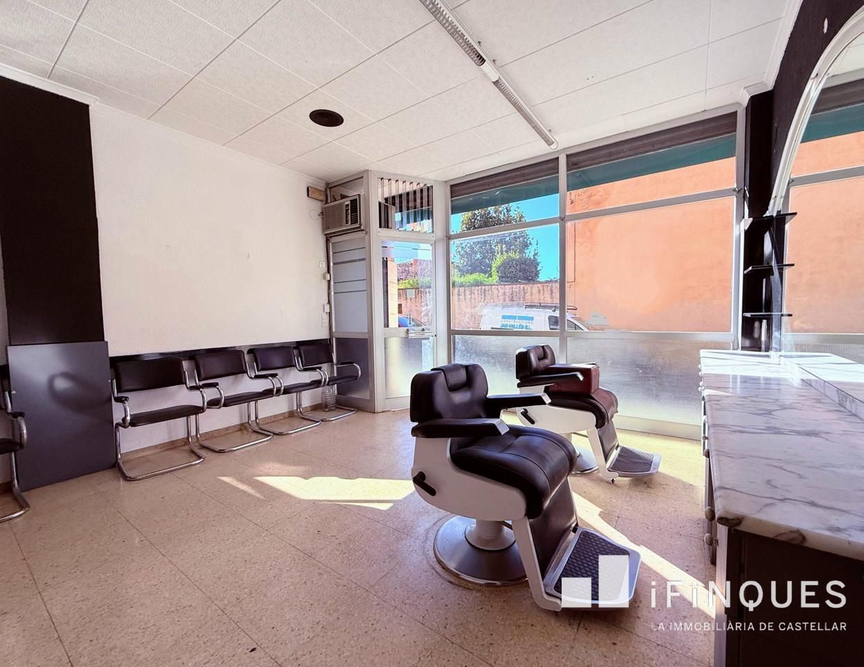 Vista exterior de Local en venda en Castellar del Vallès