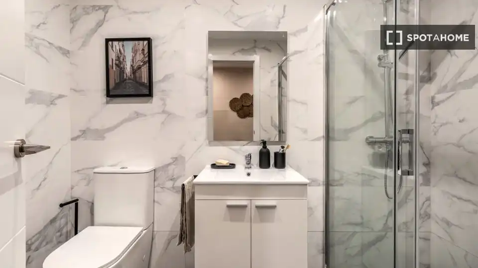 Baño de Apartamento para compartir en Madrid con Aire acondicionado, Terraza y Amueblado