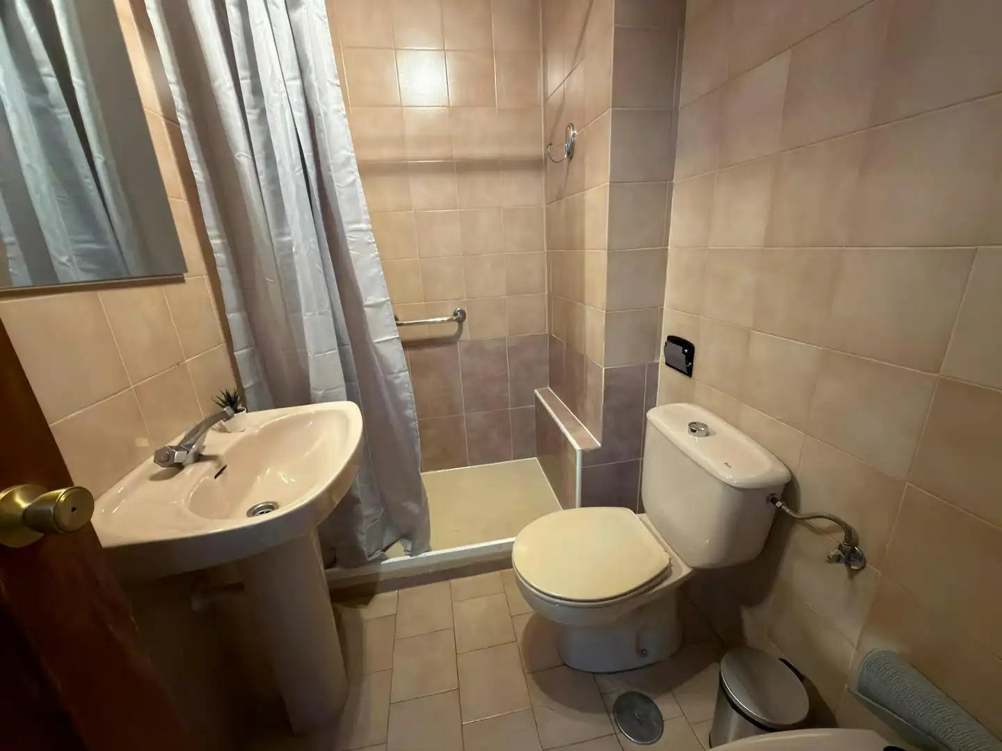 Bathroom of Flat for share in Madrid  with Air Conditioner, Heating and Washing machine