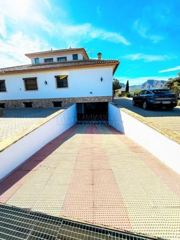 Vista exterior de Casa o xalet en venda en Orihuela amb Aire condicionat, Jardí privat i Traster