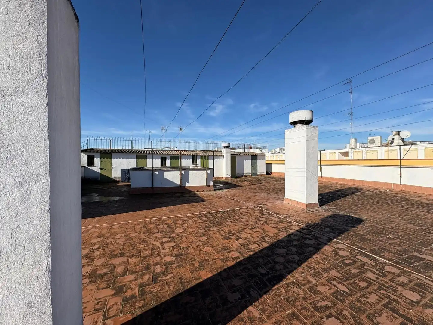 Exterior view of Flat for sale in Sevilla  with Air Conditioner, Terrace and Storage room