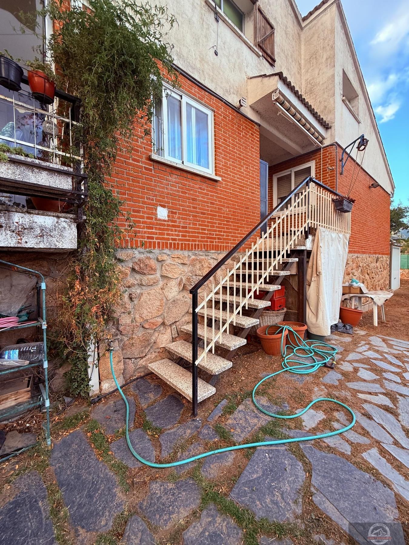 Exterior view of Single-family semi-detached for sale in Becerril de la Sierra  with Air Conditioner, Heating and Terrace