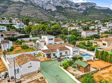 Chalet con piscina en venta en El Montgó