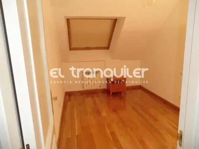 Habitación de Dúplex de alquiler en Majadahonda con Trastero, Piscina y Lavadora