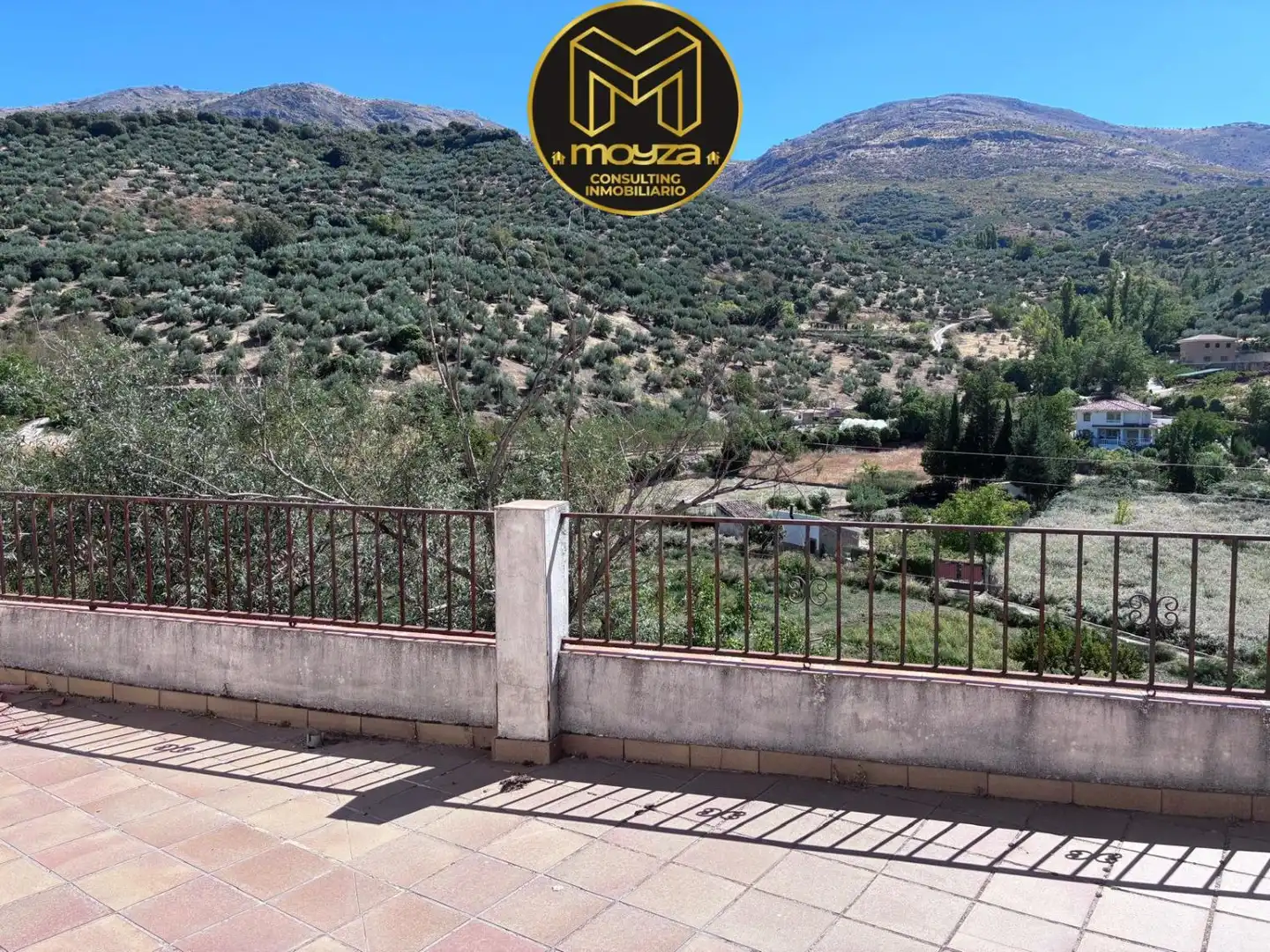 Vista exterior de Edificio en venta en Valdepeñas de Jaén