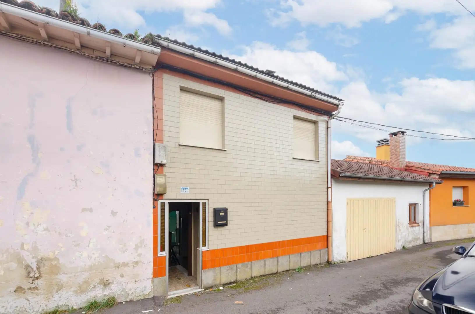 Außenansicht von Einfamilien-Reihenhaus zum Verkauf in Langreo