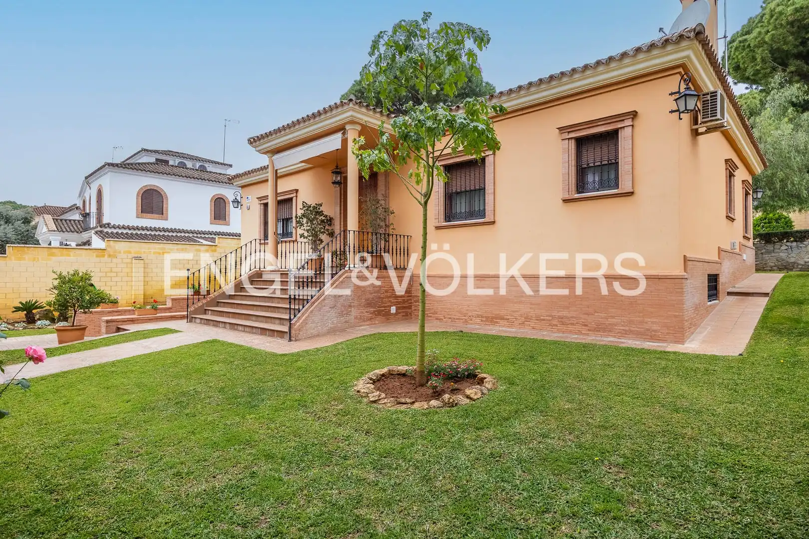 Vista exterior de Casa o xalet en venda en Alcalá de Guadaira amb Aire condicionat, Calefacció i Jardí privat