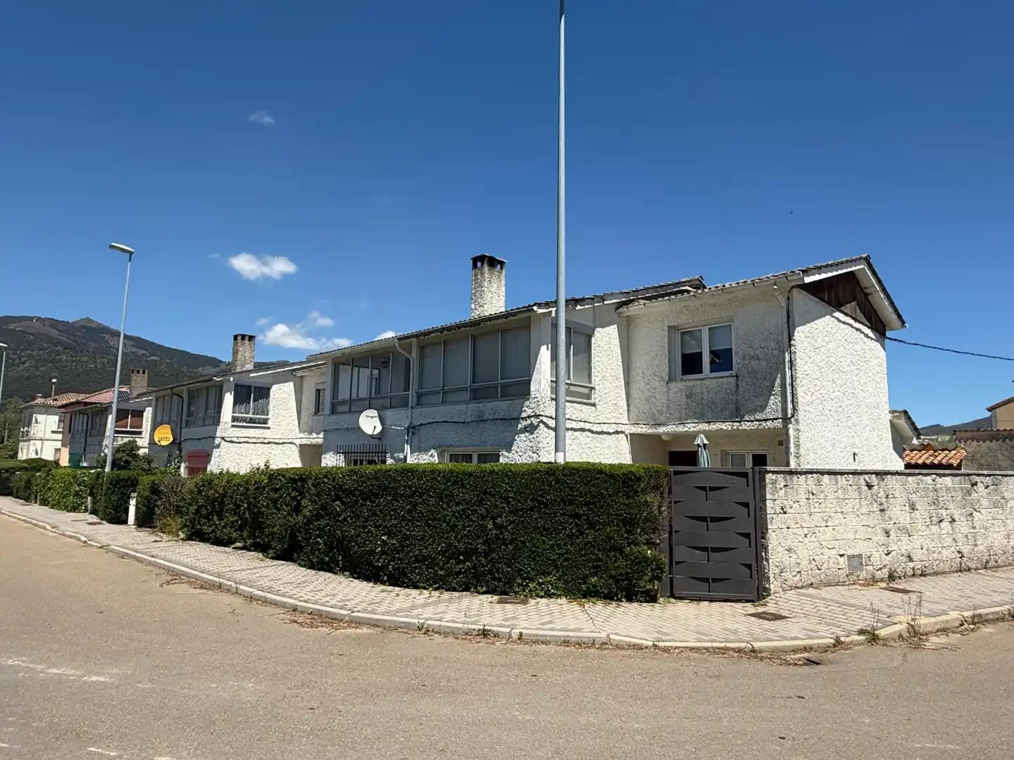 Vista exterior de Casa adosada en venta en Boñar con Calefacción, Jardín privado y Parquet