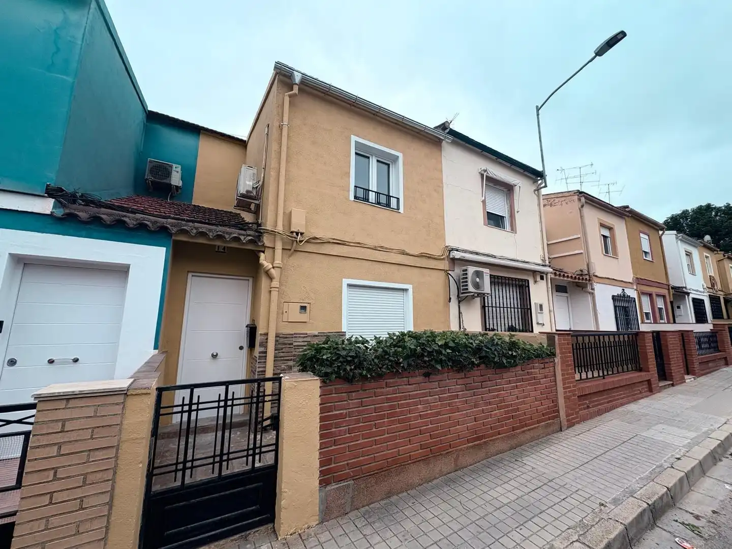 Vista exterior de Casa o xalet de lloguer en Almansa amb Terrassa, Traster i Moblat