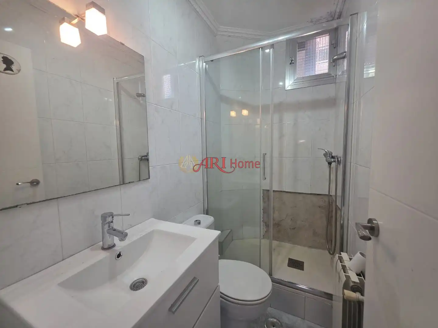 Bathroom of Flat for sale in Madrid  with Air Conditioner, Heating and Parquet flooring
