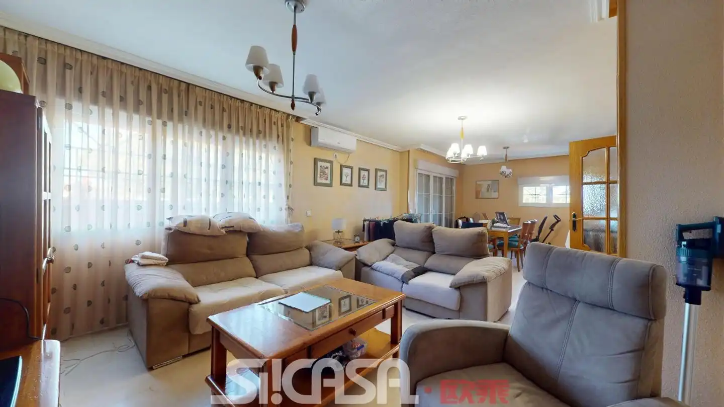 Sala d'estar de Casa adosada en venda en Pintores - Ferial