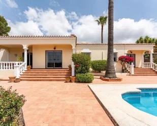 Vista exterior de Casa o xalet en venda en Marbella amb Aire condicionat, Jardí privat i Terrassa