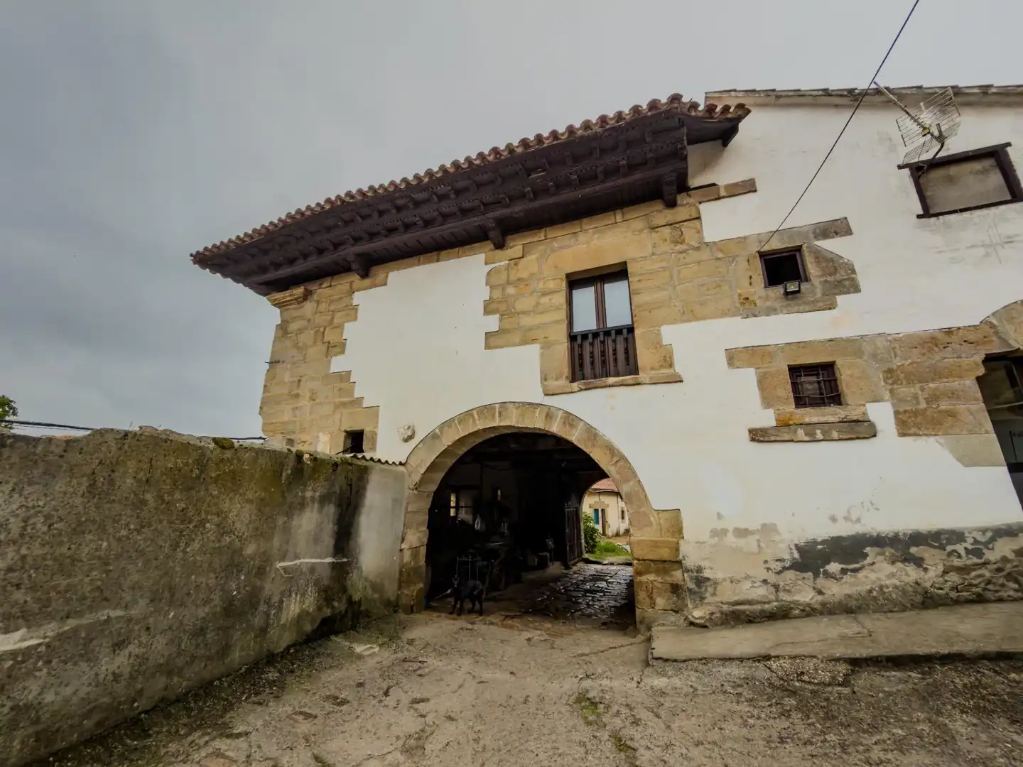 Vista exterior de Casa o xalet en venda en Alfoz de Lloredo amb Jardí privat, Terrassa i Balcó