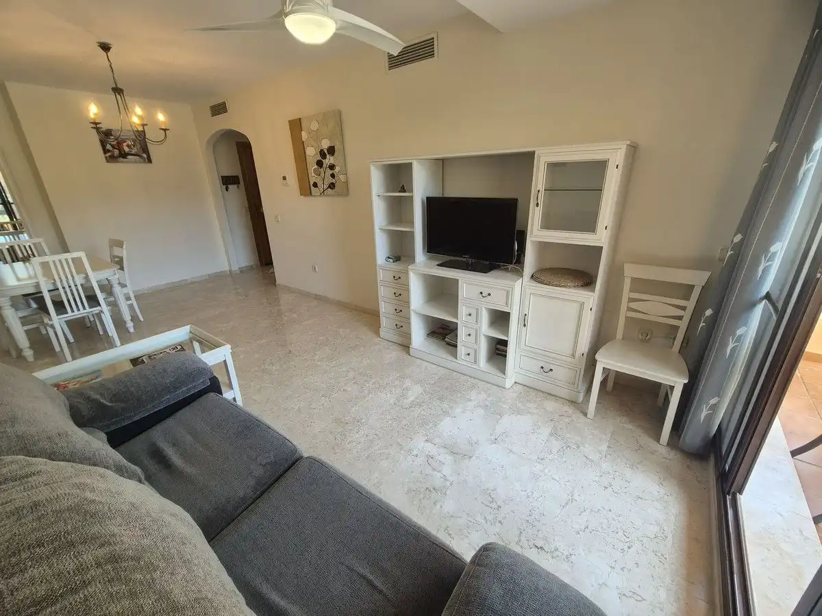 Sala d'estar de Apartament de lloguer en Estepona amb Aire condicionat, Calefacció i Terrassa