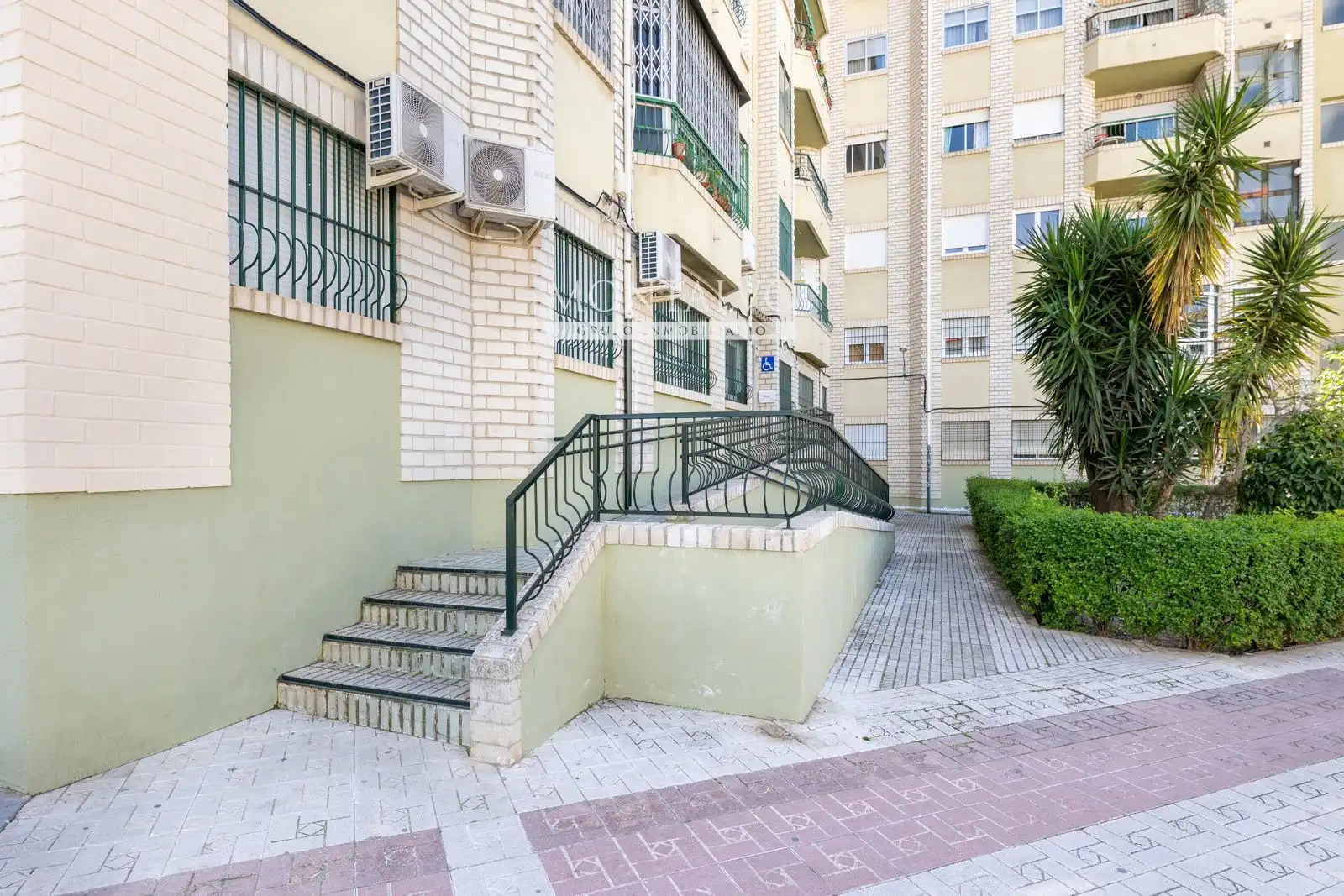 Außenansicht von Wohnung zur Miete in Granada mit Klimaanlage, Schwimmbad und Möbliert