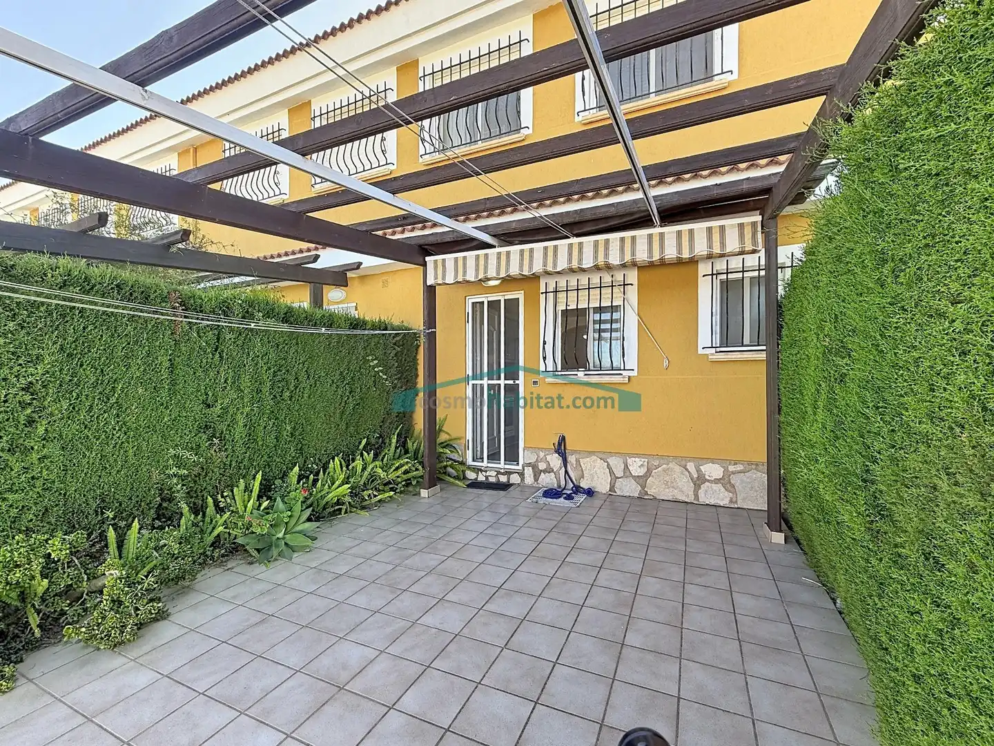 Vista exterior de Casa adosada en venda en Els Poblets amb Aire condicionat, Jardí privat i Terrassa