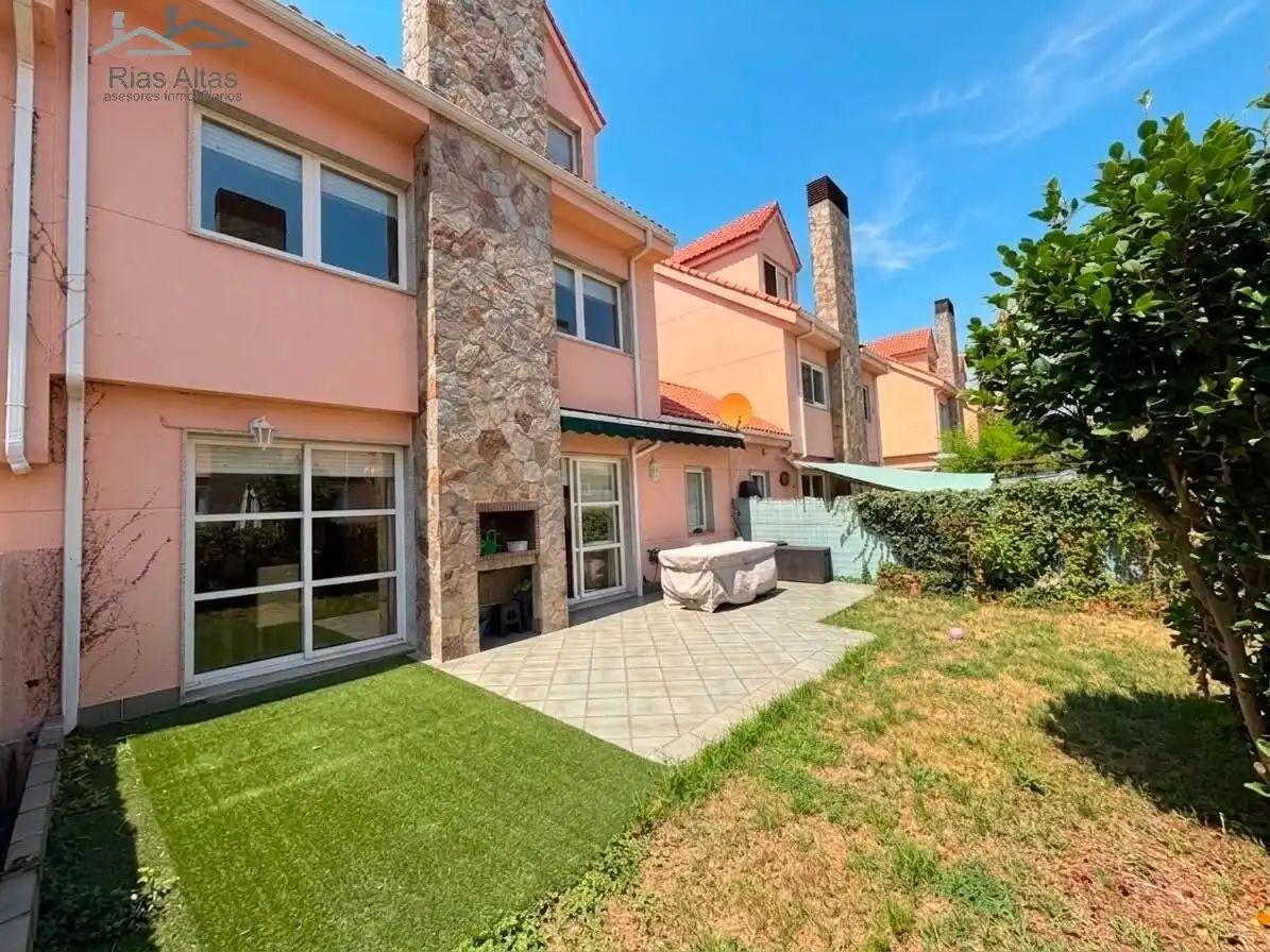 Vista exterior de Casa o chalet en venta en Oleiros con Calefacción, Jardín privado y Trastero