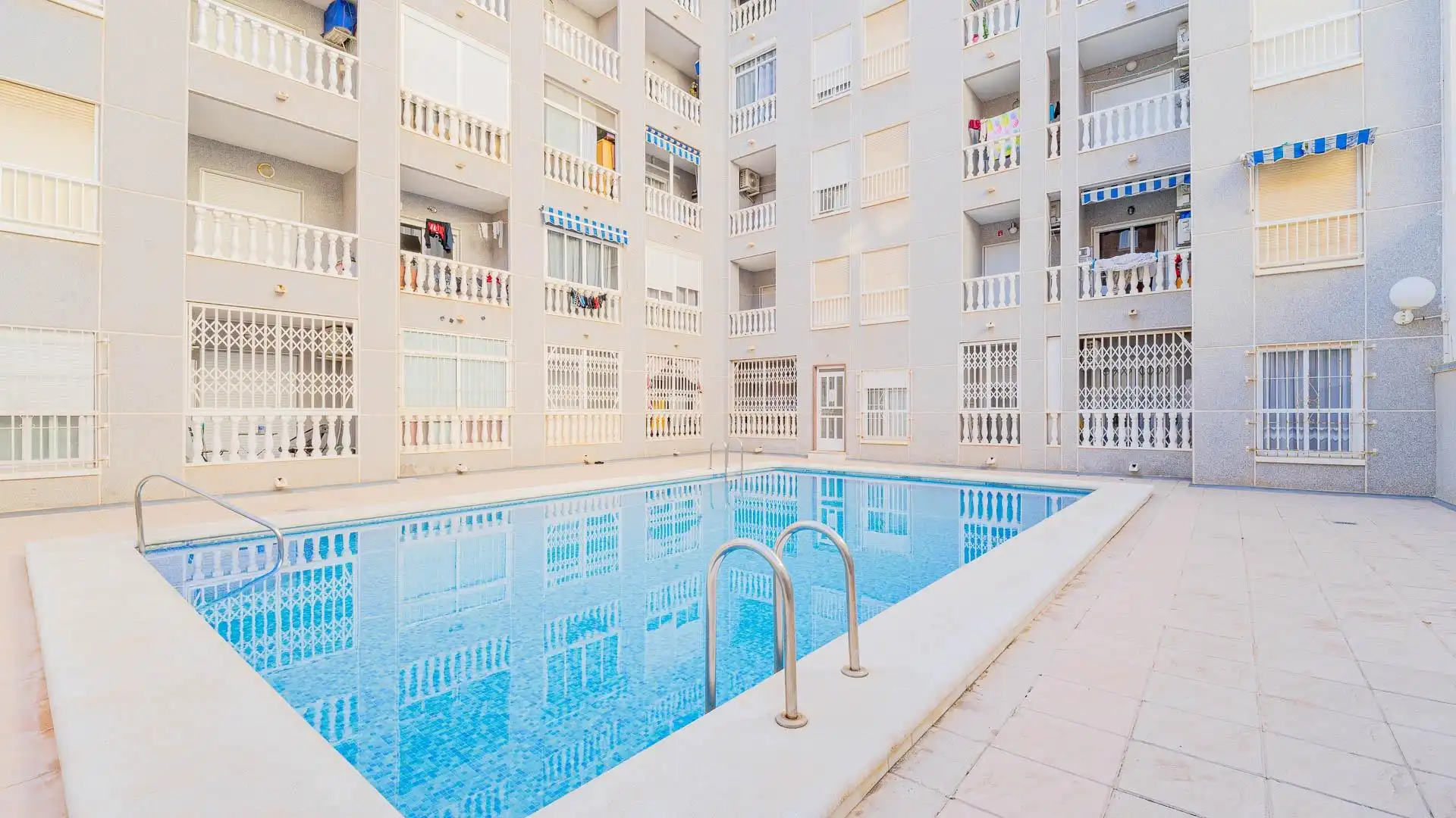 Piscina de Apartamento en venta en Torrevieja con Terraza, Amueblado y Piscina comunitaria
