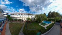 Vista exterior de Casa adosada en venda en Camas amb Aire condicionat, Terrassa i Piscina comunitària
