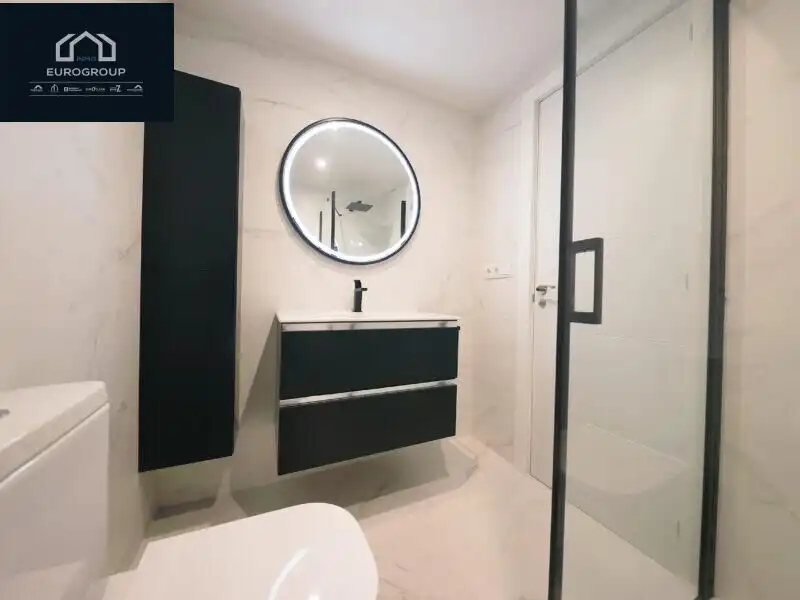 Baño de Apartamento de alquiler en Benidorm con Calefacción, Jardín privado y Amueblado