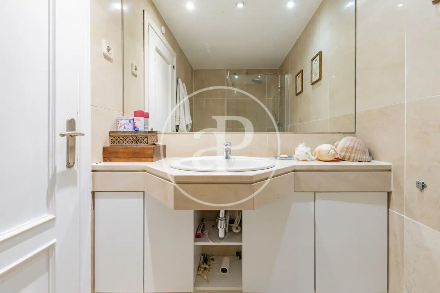 Baño de Casa adosada en venta en Madrid con Aire acondicionado, Calefacción y Jardín privado