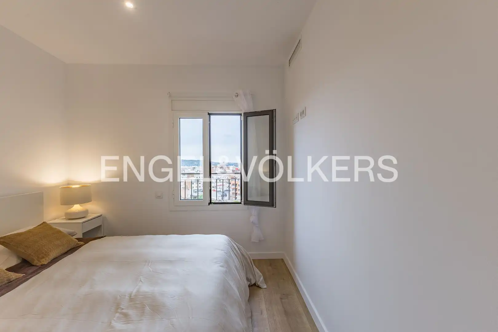Schlafzimmer von Dachboden zum Verkauf in Barcelona mit Klimaanlage, Heizung und Parkett