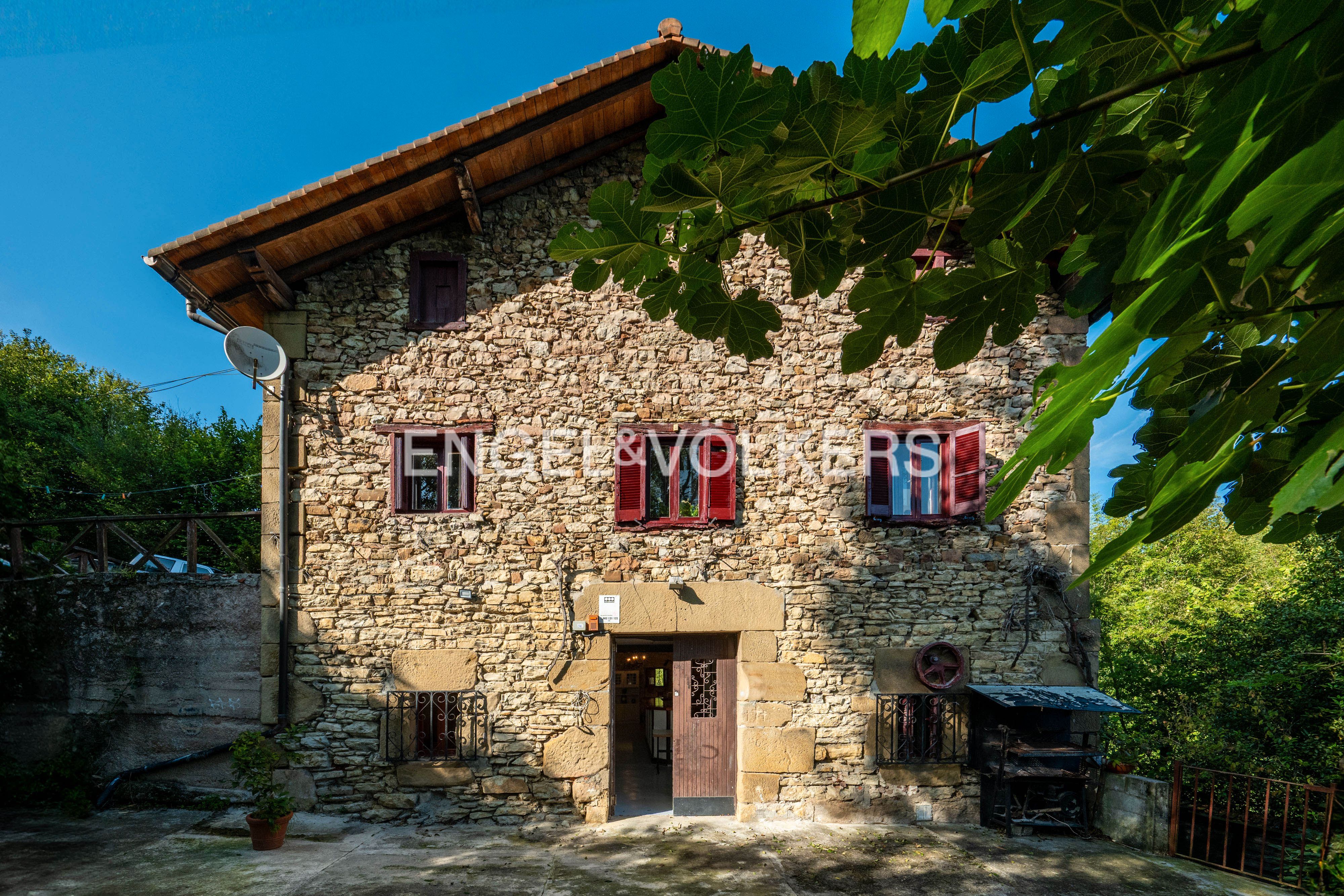 Vista exterior de Casa o xalet en venda en Donostia - San Sebastián  amb Calefacció, Jardí privat i Terrassa