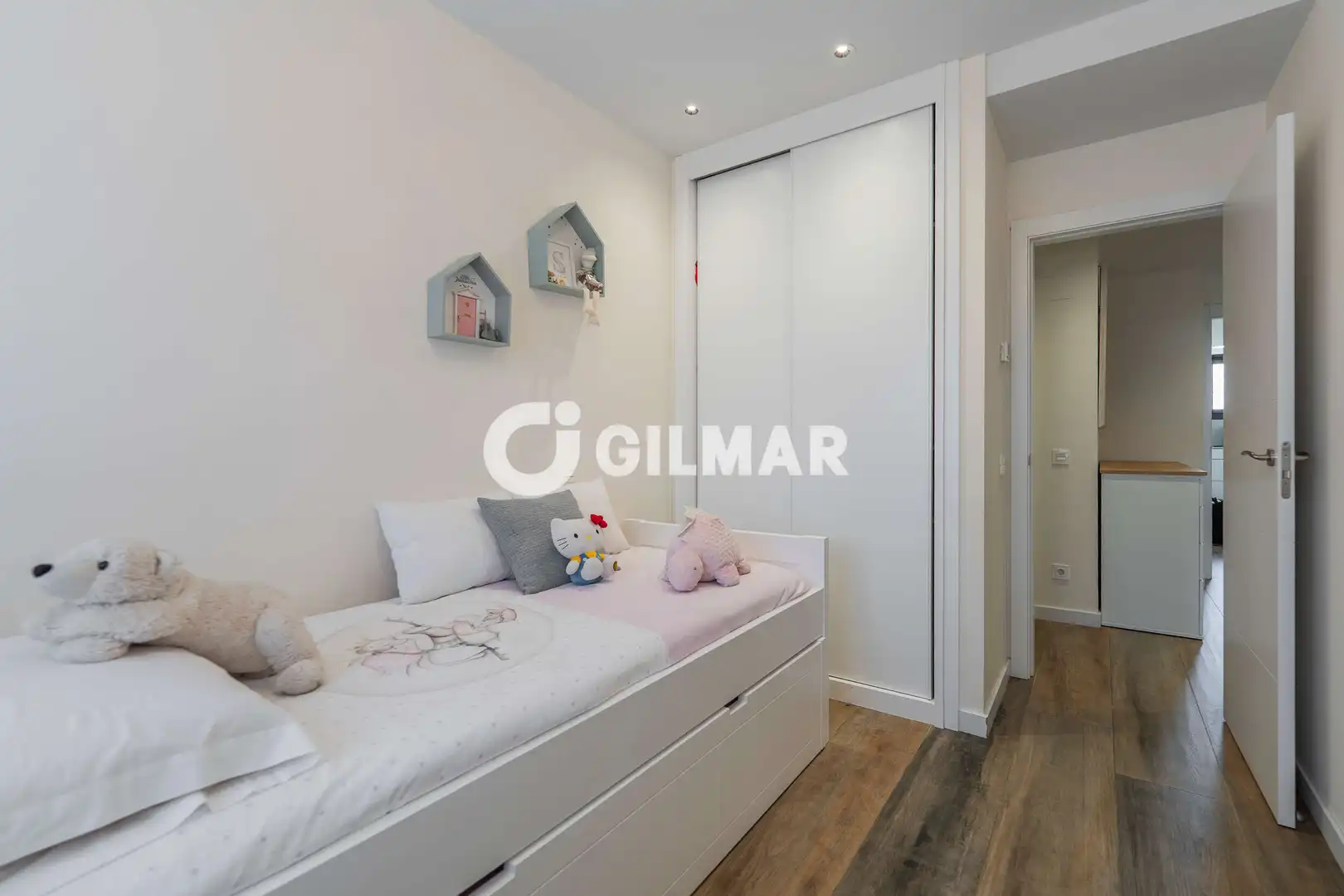 Schlafzimmer von Dachboden zum Verkauf in Madrid mit Heizung, Privatgarten und Abstellraum