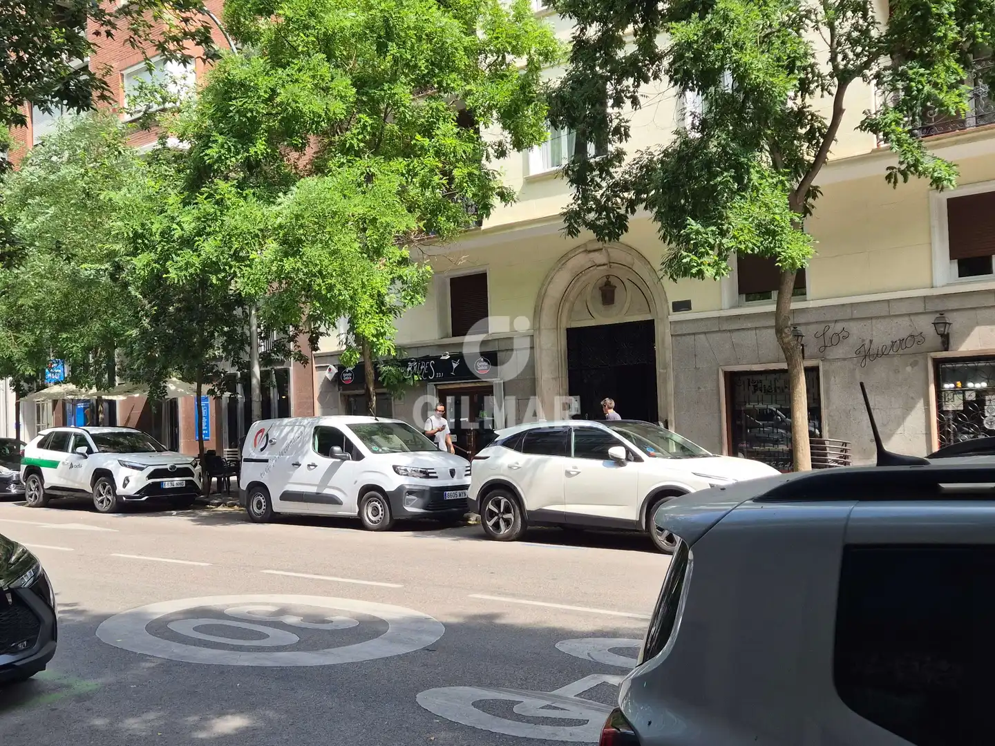 Vista exterior de Local en venda en Madrid amb Calefacció