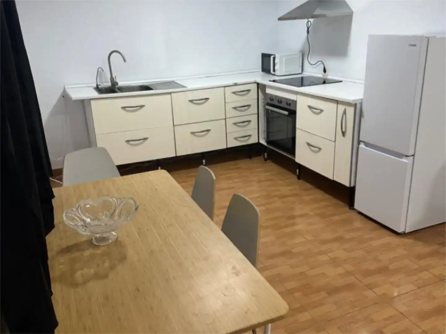 Cuina de Apartament de lloguer en Nerja amb Jardí privat i Moblat