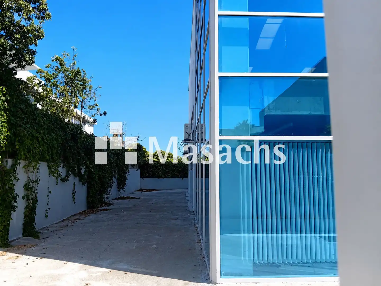 Vista exterior de Nau industrial en venda en Vilanova i la Geltrú amb Alarma