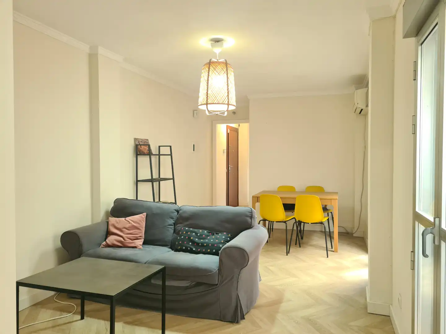 Living room of Flat for sale in Sevilla  with Air Conditioner, Storage room and Balcony