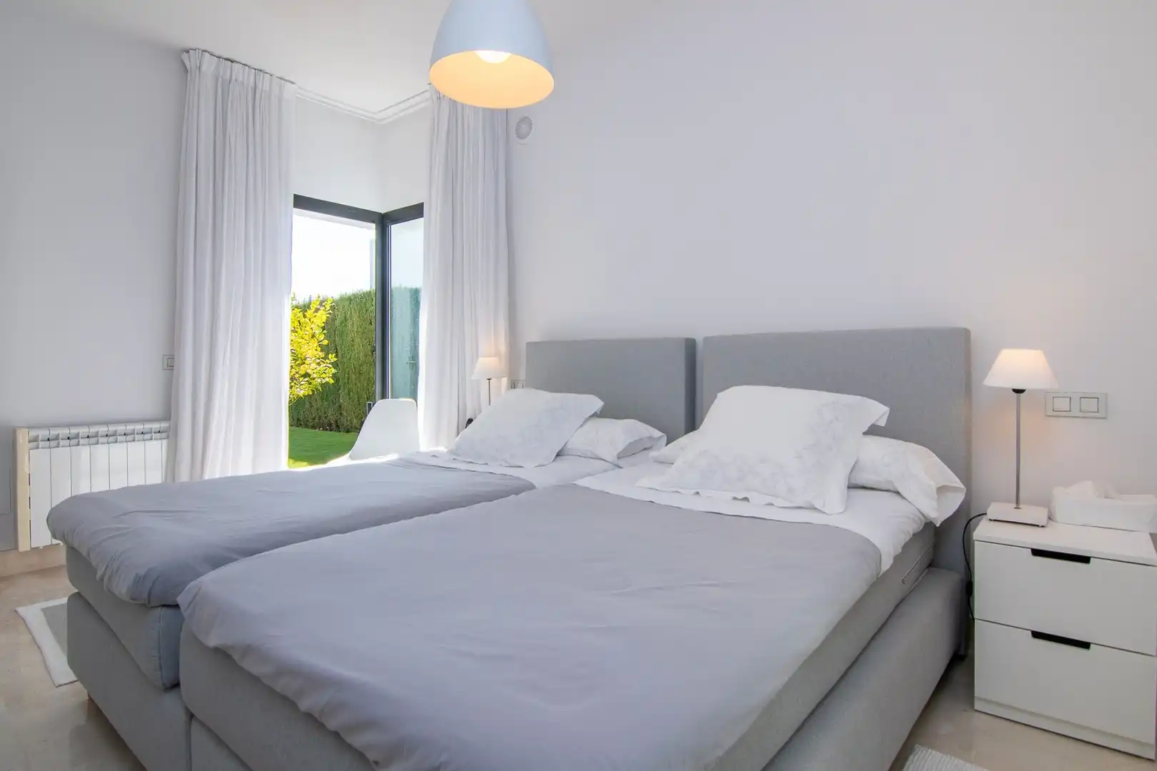Dormitori de Casa o xalet de lloguer en Estepona amb Aire condicionat, Jardí privat i Terrassa