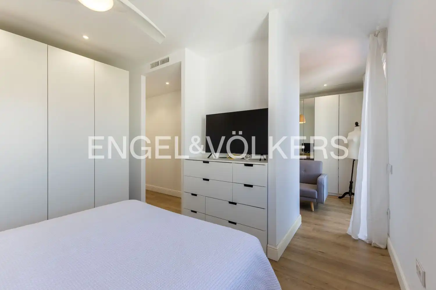 Bedroom of Flat for sale in Valencia  with Air Conditioner, Heating and Balcony