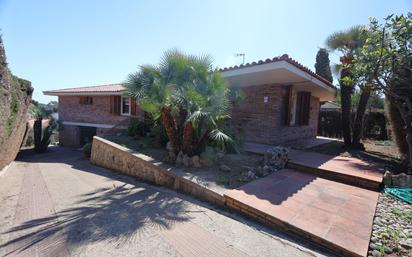 Vista exterior de Casa o xalet en venda en Cunit amb Calefacció, Jardí privat i Terrassa