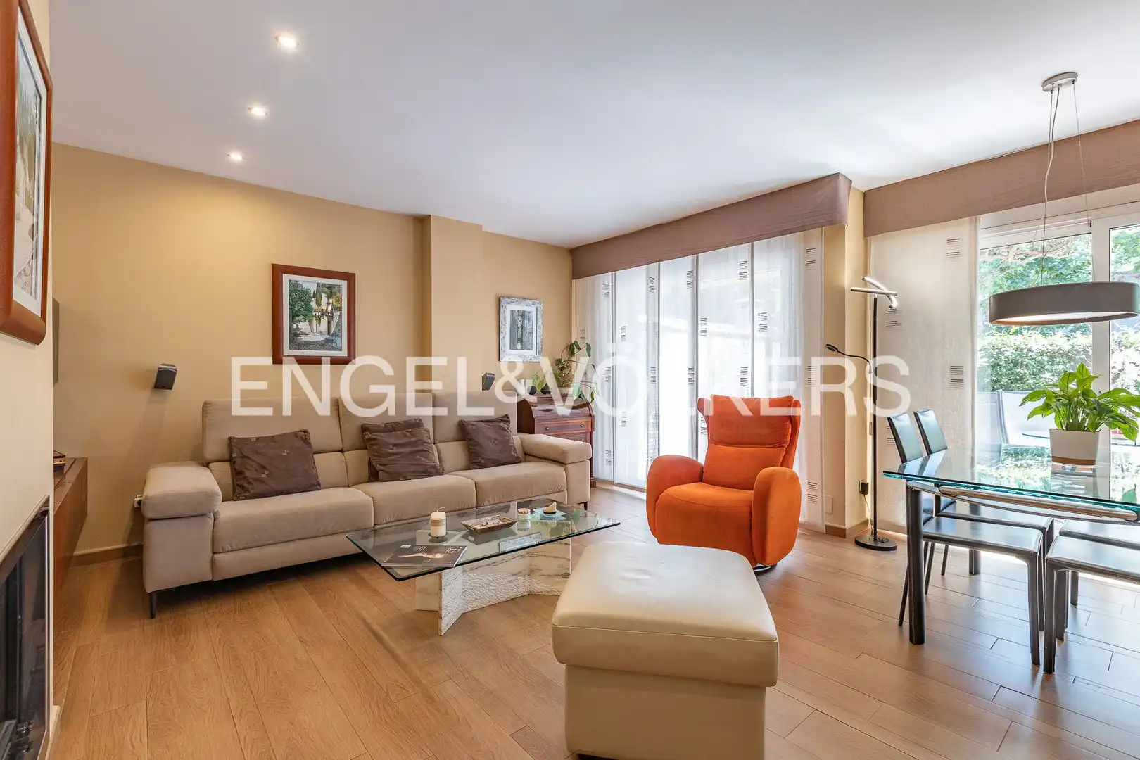 Sala d'estar de Casa o xalet en venda en Cerdanyola del Vallès amb Aire condicionat, Calefacció i Jardí privat