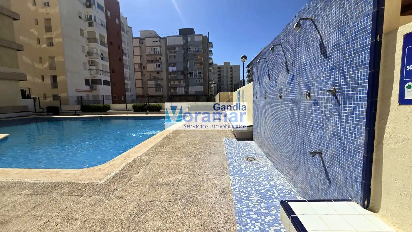 Piscina de Apartament de lloguer en Gandia amb Aire condicionat, Terrassa i Moblat